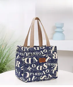 Détail du sac à lunch en oxford bleu avec imprimé lettres et poignées robustes
