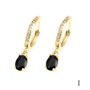 Dettaglio orecchini a cerchio placcati oro 18K con pietre nere a goccia e pavé di zirconi