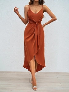 Détail d'une robe nuisette en satin caramel avec col en V et ourlet irrégulier