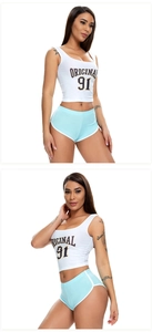 Detailansicht des Damen Sport-Sets mit weißem Crop-Top und hellblauen Shorts