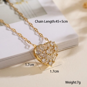 Collier avec pendentif cœur plaqué or et pierres de zircon sur fond de livre blanc