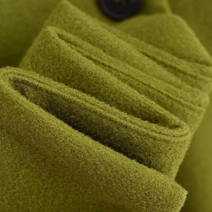 Cappotto classico in lana verde con bottoni doppiopetto e trama del tessuto raffinata