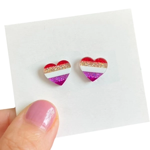 Boucles d'oreilles cœur pailletées arc-en-ciel avec rayures multicolores en résine