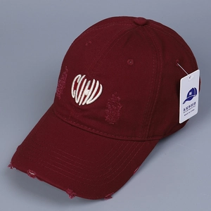 Détail de la casquette bordeaux avec broderie coeur et bords usés style vintage