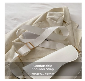 Détail du sac selle blanc en cuir mat avec large bandoulière et boucle en métal doré
