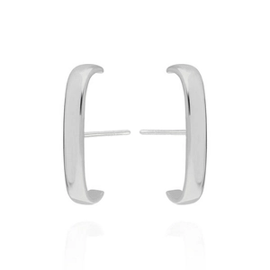 Polierte silberne C-förmige Ohrstecker mit glattem Metallic-Finish und feiner Reflexion