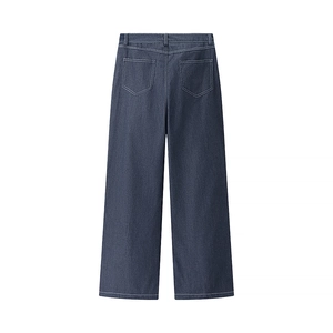 Détail de l'arrière du pantalon en jean bleu foncé avec coutures contrastées