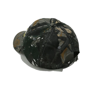 Vista posteriore del cappello da baseball mimetico con macchie bianche e cinturino regolabile