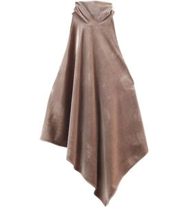 Gros plan sur accessoire de cou à capuche en velours marron avec texture souple et mate