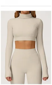 Detail von hafer-aprikosenfarbenem Yoga-Set mit Langarmshirt und Leggings für Sport