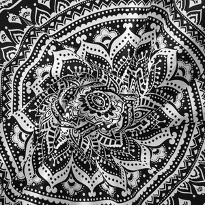 Vue détaillée du tissu imprimé mandala noir et blanc avec texture artistique en spirale