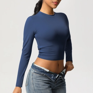 Gros plan du crop top de sport à manches longues bleu marine avec tissu élastique