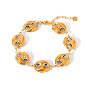 Détail du bracelet gourmette en acier inoxydable doré 18K avec fermoir mousqueton sûr