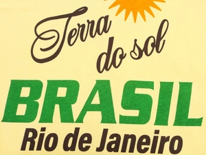 Dettaglio del tessuto della t-shirt gialla con stampa verde Terra do sol e Brasil