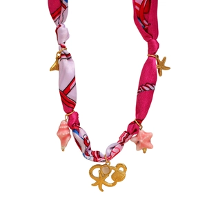 Détail du collier foulard en soie avec pendentifs étoile de mer dorée, coquillages et perles