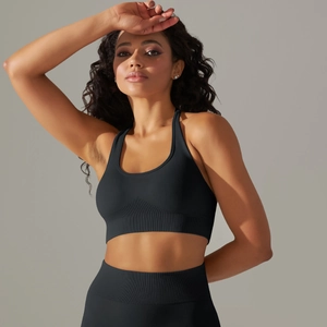 Vue détaillée du soutien-gorge de sport noir sans couture et du legging de yoga gainant