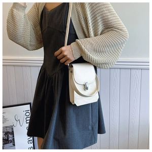Détail du sac à bandoulière blanc en cuir PU avec un fermoir en métal argenté vertical