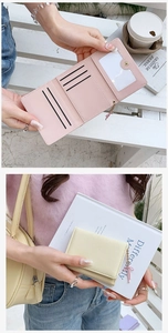 Dettaglio dei portafogli pieghevoli rosa e beige con fessure per carte e fiocco
