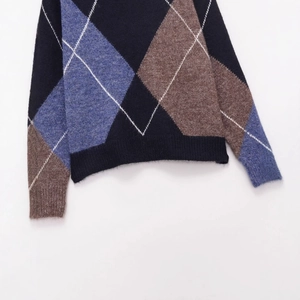 Maglione in maglia a rombi classici con rombi blu scuro e azzurro e polsini a costine