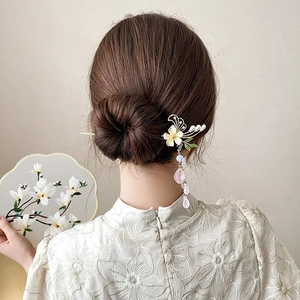 Detail der eleganten Maiglöckchen-Haarnadel mit rosa Glastasten und Perlen