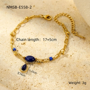Vue détaillée du bracelet double couche doré de 17+5 cm avec pierres de lapis-lazuli