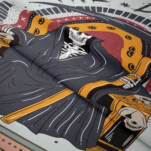 Vue macro de la tapisserie tête de mort montrant la texture sergée et les détails gothiques