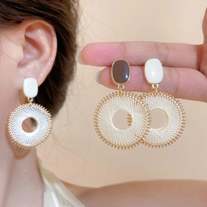 Boucles d'oreilles bohèmes vintage avec cercle maillé et clou en résine élégant