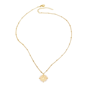 Collar medalla Virgen María chapado en oro 18k con perlas blancas y cadena de satélite