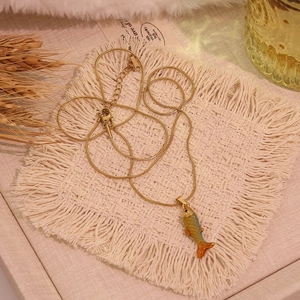 Détail du pendentif carpe koi vintage avec émail coloré et chaîne serpent dorée