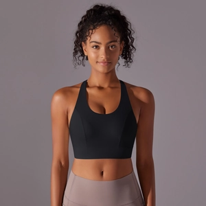 Gros plan d'un soutien-gorge de sport noir à col en U profond et larges bretelles de soutien