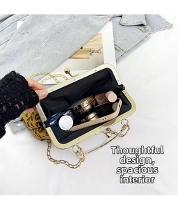 Pochette léopard avec cadre doré et chaîne, intérieur spacieux pour maquillage et mobile