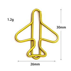 Detail of golden airplane paper clip with dimensions 30x26mm and 1.2g weight