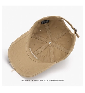 Détail de la casquette baseball en coton kaki avec étiquette 100% coton et bord usé