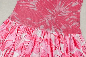 Detailansicht eines rosa A-Linien-Kleids mit plissiertem Blumenstoff und abstrakten Mustern