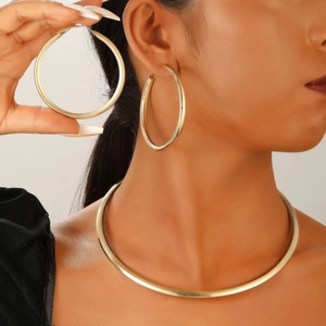 Grandes boucles d'oreilles créoles dorées et collier ras du cou avec finition miroir