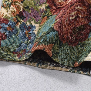 Makroaufnahme der bunten Jacquard-Stoffstruktur und hochdichten gewebten Stickerei-Details