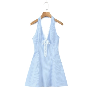 Detalle del vestido halter de rayas azules con escote en V profundo y encaje blanco