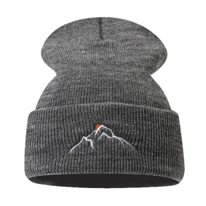 Bonnet en maille gris foncé avec broderie de montagne au coucher du soleil sur le revers