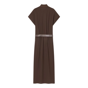 Robe midi sans manches marron foncé avec ceinture et texture drapée, vue de l'arrière