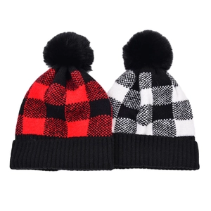 Détails de bonnets en maille à carreaux buffalo rouge et blanc avec pompon noir