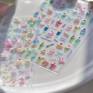 Détail macro de stickers ongles 3D effet gelée avec paillettes et motifs boissons d'été