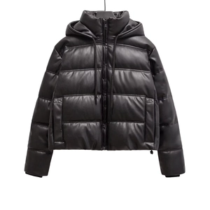 Doudoune courte à capuche en similicuir noir pour femme avec texture matelassée