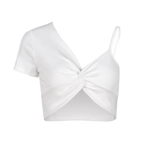 Dettaglio crop top bianco a coste con spalla asimmetrica e decorazione a nodo torto