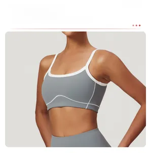 Détail de la brassière de sport grise avec liserés blancs et fines bretelles