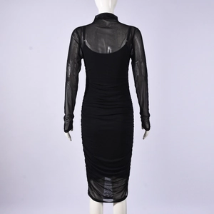 Vue arrière d'une robe moulante en maille noire à manches longues et col haut sur mannequin