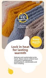 Nahaufnahme dicker Wintersocken aus Korallenvlies mit weicher Plüschtextur in bunten Farben