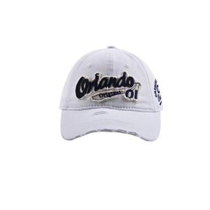 Detail der weißen Vintage-Baseballkappe mit Orlando-Stickerei und Used-Look am Schirm