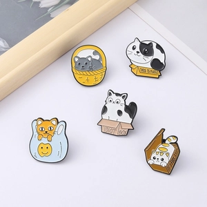 Set of 5 funny enamel cat pins in creative boxes and bags for clothing decoration