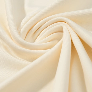 Dettaglio macro della trama in maglia bianco crema morbido con alta lucentezza e drappeggio