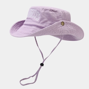 Détail du chapeau de soleil en coton lavande avec broderie Los Angeles et cordon réglable